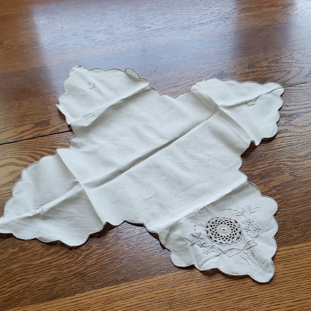 Vtg- Embroidered Cream Bread Basket Liner